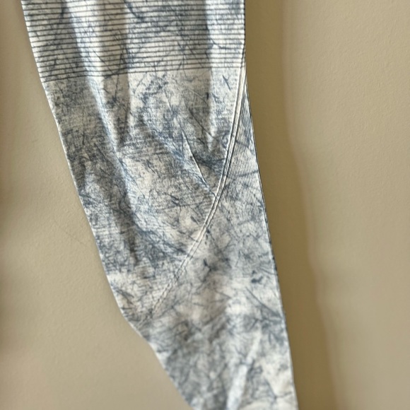 Lululemon Ebb to Train Tight *Wash White / Black / Luna Size 2 EUC - Picture 11 of 13